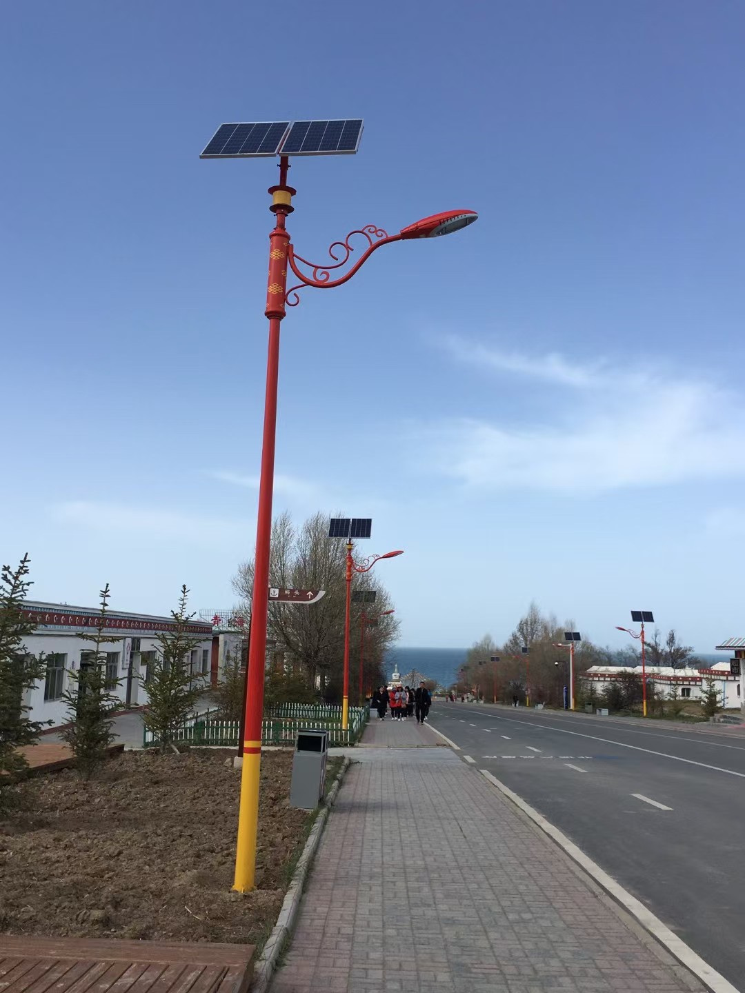 公司主營(yíng):太陽(yáng)能路燈,道路燈桿,高桿燈,led路燈,景觀燈,庭院燈,智慧路